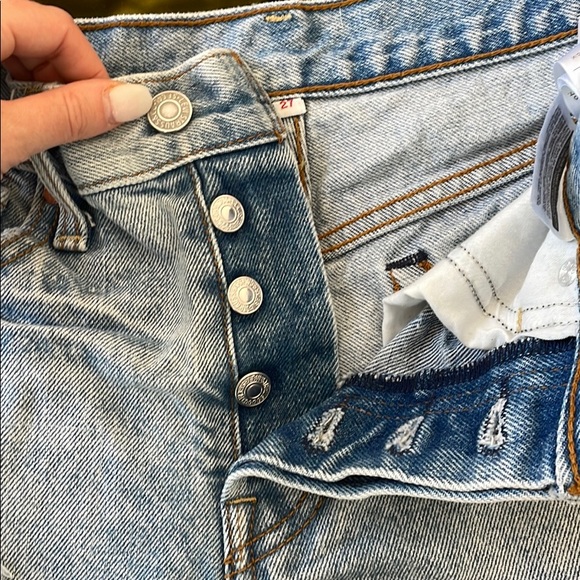 Levi’s raw cut denim shorts - Picture 2 of 3